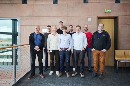 Vertreter der Projektpartner Quantum Optics Jena GmbH, AIM Micro Systems GmbH, X-FAB Global Services GmbH, Fraunhofer-Institut für Angewandte Optik und Feinmechanik IOF, Friedrich-Schiller-Universität Jena (Institut für Angewandte Physik) und IMMS Institut für Mikroelektronik- und Mechatronik-Systeme gemeinnützige GmbH (IMMS GmbH) des Projekts PIC-PAM beim ersten Arbeitstreffen in Erfurt.(Bild:  IMMS)