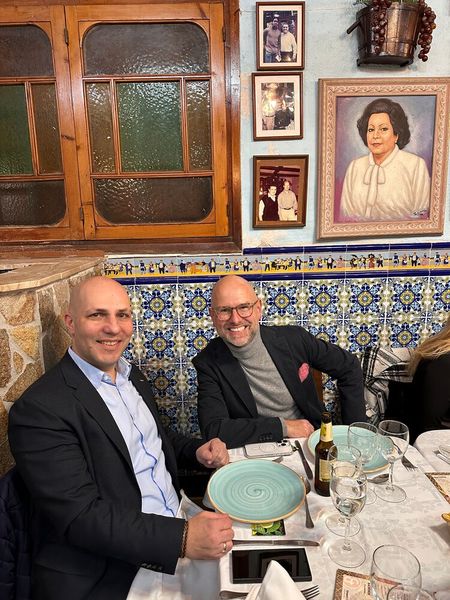 Zisis Kasparidis und Maciej Wieczorek (ZOTAC) haben sich extra in Schale geworfen. (Bild: Vogel IT-Medien)