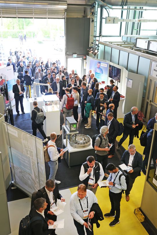 Der Andrang auf der «Lasertechnik Live» im Fraunhofer ILT war gross. Dort präsentierten die Forschenden im Rahmen des «AKL’26» über 60 Forschungsprojekte.(Bild:  Fraunhofer ILT, Aachen / Andreas Steindl.)