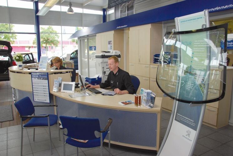 Kundendienstleiter André Knoch hat seinen Arbeitsplatz direkt neben dem Empfang. Schadensbilder auf der Windschutzscheibe machen die Kunden auf das Angebot von Glasreparaturen aufmerksam. (Foto: Rubbel)