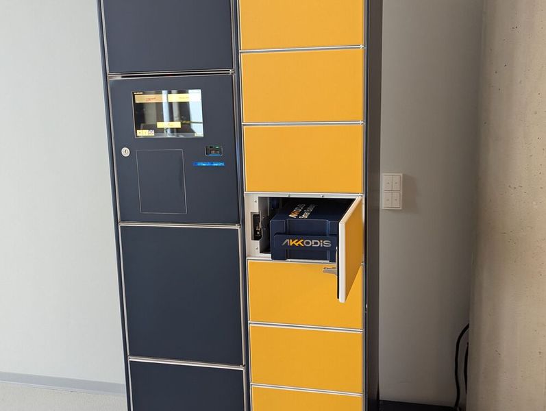 Verschiedene Möglichkeiten: Statt das Fahrzeug an einer Ladestation aufzuladen, sind auch Batteriewechselstationen denkbar, wo die leere Batterie gegen eine volle ausgetauscht wird. (Bild: Stefanie Eckardt)