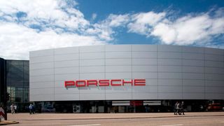 Porsche kommt nicht zur Ruhe, die Verluste sind immens – und das schon länger. Nun hat sich das Management dazu durchgerungen gleich drei Tochterfirmen dicht zu machen ... (Bild: Porsche)
