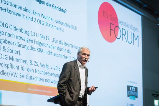 Der ehemalige Richter Dr. Christoph Eggert referierte über merkantilen Wertverlust bei Dieselfahrzeugen.(Bild:  Stefan Bausewein)