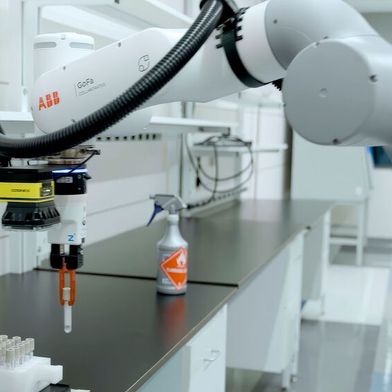 ABB Robotics und Roche entwickeln gemeinsam neue Robotiklösungen für klinische Labore. (Bild: ABB Robotics)