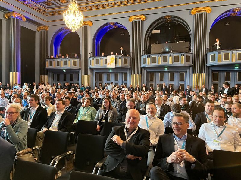 Auch bei der Podiumsdiskussion war der Saal gut gefüllt.  (Bild: Vogel IT-Medien)