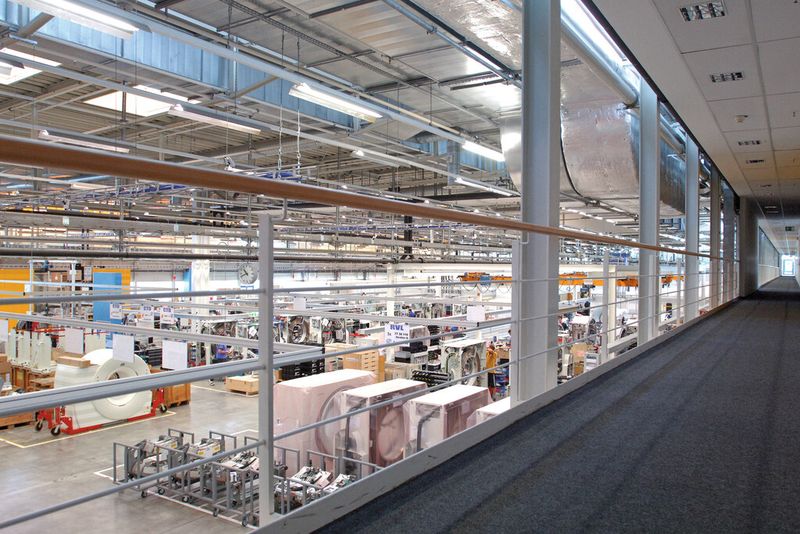 Bild 1. Eine sichere Energieversorgung ist besonders in der industriellen Fertigung unerlässlich, um Stromunfälle und kostspielige Stillstandszeiten zu vermeiden. (Bild: Siemens)