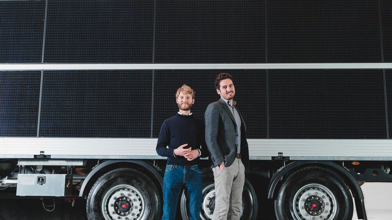 Als Neuheit zeigten die Gründer Jona Christians (li.) und Laurin Hahn die Solarzellen-Verkleidung für Lkw-Anhänger und -Auflieger. Der Verkauf der Solarzellen-Technik ist inzwischen ein wirtschaftliches Standbein des Unternehmens. (BildSono Motors)