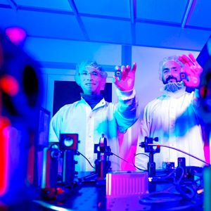 Dr. Maxim Darvin und Felix Bennewitz erforschen am Fraunhofer IPMS in Cottbus neuartige Mikrospiegel für eine schärfere Auflösung von Mikroskopen.(Bild:  Sascha Thor,BTU)