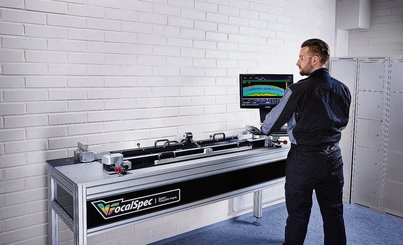 Das Messgerät ist für Teststücke bis 1350 mm Länge ausgelegt. Es kann deshalb Messungen über die gesamte Schnittlänge eines Kreismessers mit über 400 mm Durchmesser vornehmen. (Bild: Burghardt + Schmidt)