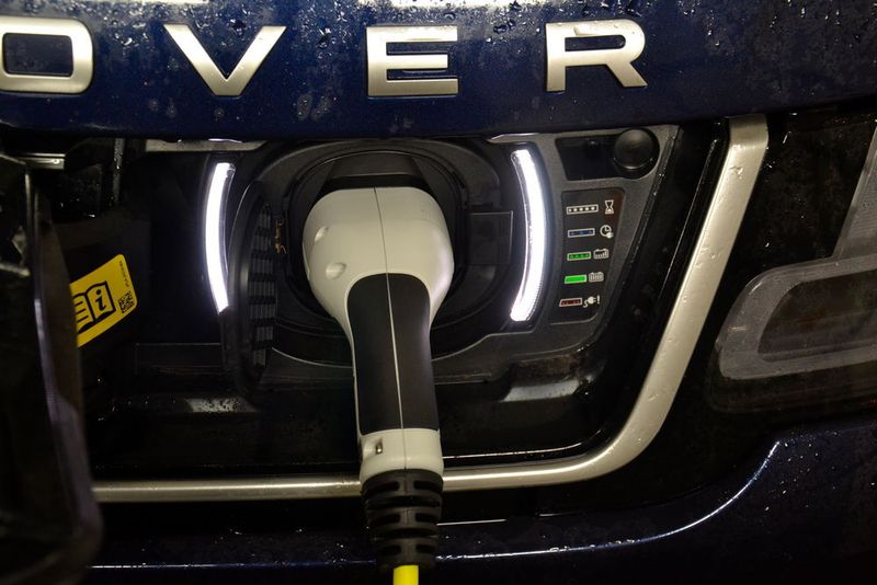 Dabei zeigt weißes Licht an, dass das Fahrzeug mit einer Steckdose verbunden ist, der Ladevorgang aber noch nicht begonnen hat. Blinkendes Grün signalisiert den laufenden Ladevorgang, und ein grünes Licht markiert die vollständige Aufladung. (Michel / »kfz-betrieb«)