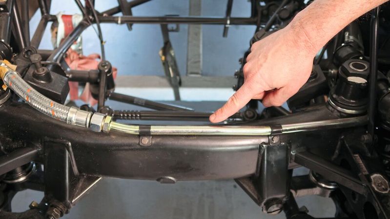 Bei diesem späten 300 SL ist die VIN ab Werk mittig in der Oberseite des vorderen Querträgers eingeschlagen.(Bild:  Diehl – VCG)