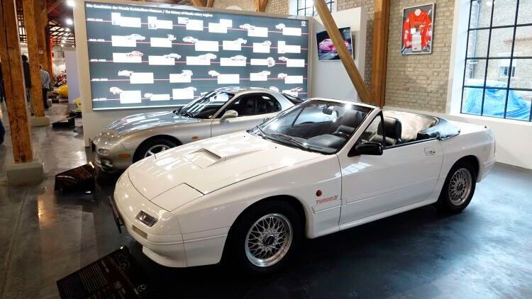 Auch die zweite Generation des RX-7 setzte auf einen Wankelantrieb. Der wird durch einen Turbolader samt Ladeluftkühler zwangsbeatmet und leistet hierzulande 132 KW/180 PS bzw. 147 KW/200 PS. 1986/87 war auch noch eine Saugvariante mit 110 KW/150 PS erhältlich. Auch eine mitlenkende Hinterachse zählte zu den technischen Neuerungen. Vor allem aber gab es 1988 auch eine Cabriovariante. (Bild: Dominsky/»kfz-betrieb«)