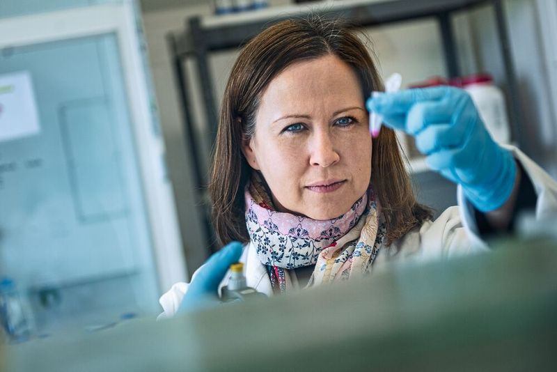 Katalin Barkovits-Boeddinghaus forscht am Medizinischen Proteom-Center der RUB. Sie und ihr Team kooperieren mit den Landeskriminalämtern in NRW und Bayern. (Bild: Damian Gorczany)