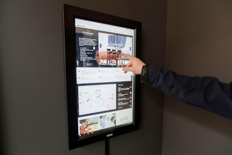 Der digitale Spiegel als Informationszentrum in einem Hotel. Über einen Webbrowser können Anwender den Weg finden oder im Restaurant einen Tisch reservieren. (Dirror)
