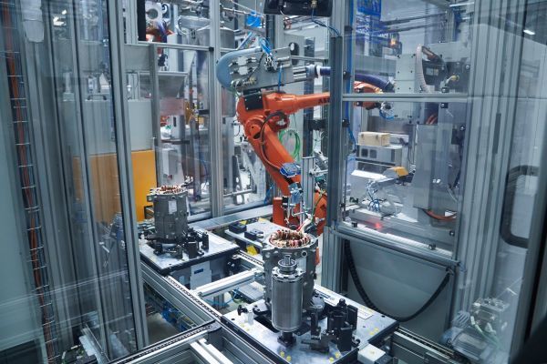 Elektro-Komponenten-Fertigung in Dingolfing für Plug-in-Hybridfahrzeuge.  (BMW)