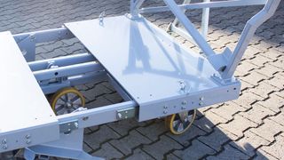 Der Flipper Standard Transportwagen lässt sich beidseitig bis zu 300 mm ausziehen und ist in der Lage bis zu 1,5 t zu transportieren. (Bild: MK-Lietz)