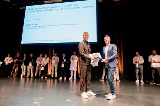Jason Stanley (li.), Absolvent des Bachelors Mechatronik und Systemtechnik und Gewinner des « Most Creative Thesis Award» in Mechatronik und Systemtechnik mit Prof. Aymeric Niederhauser (Fachbereichsleiter Mechatronik und Systemtechnik).(Bild:  Matthias Käser)