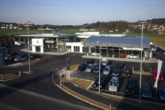 VW/Audi-Filiale der Porsche Austria in Steyr. Die Handelsgruppe gehört der Porsche Holding, die in insgesamt 19 Ländern Autohäuser unterhält. Der Handelsgigant verkaufte im Geschäftsjahr 2007/2008 rund 470.000 Neuwagen. (Archiv: Vogel Business Media)