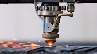 Komplett! Laserschneiden (Bild), Fräsen, Drehen, Stanzen oder Biegen gehören schon lange zum Angebotsspektrum der B2B-Beschaffungsplattform CNC24. Nun konnte man neue Verfahren ins Portfolio aufnehmen. Welche das sind, und was das bedeutet, erfahren Sie hier. (Bild: CNC24)