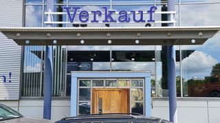 Ersparnisse und Geld aus der Inzahlungnahme des bisherigen Fahrzeugs spielen für Verbraucher eine immer größere Rolle. Das Geschäft mit Finanzierungen leidet aber trotz des hohen Zinsniveaus offenbar nicht, wie Daten aus dem neuen DAT-Report zeigen. (Bild: Achter – VCG)