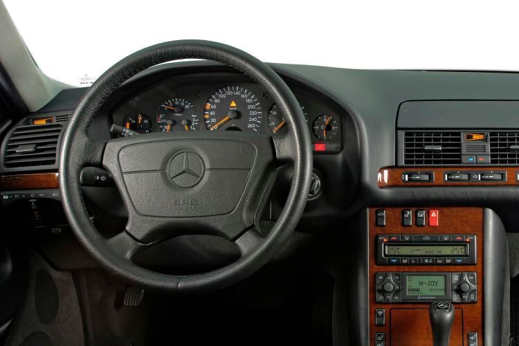 Das weitere Streben nach bestmöglicher Sicherheit führte dazu, dass sich das Lenkraddesign ab 1981 einmal mehr entscheidend veränderte. Ursache dafür war die Einführung des ersten Fahrer-Airbags in der S-Klasse (Baureihe 126). Hinter der ausladenden Prallplatte verbarg sich das neue Rückhaltesystem, das im Kollisionsfall einen nie zuvor erreichten Sicherheitsstandard bot. (Bild: Daimler)