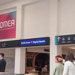 Während nächstes Jahr eine neue Veranstaltung in der Messe Berlin startet, verlegt die DMEA ihre Zelte nach München. Termin: 13. bis 15. April 2027 in der Messe München.(Bild:  @ Serina Sonsalla)