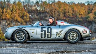 Meister im Umgang mit Airbrushpistole, Pinsel, Schwamm und vielem mehr: Dirk Patschkowski macht aus sterilen Oldtimern Fahrzeuge mit individuellem Charakter. (Bild: Limited-Legends)