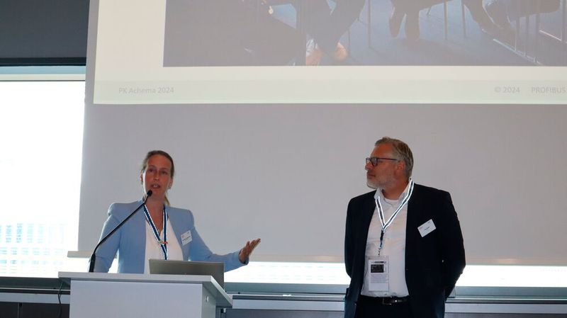 Christine Oro Saavedra, Namur Geschäftsführerin, und Felix Seibl, ZVEI Geschäftsführer Fachbereich Messtechnik + Prozessautomatisierung freuen sich über die Kooperation. (Bild: Kempf / PROCESS)