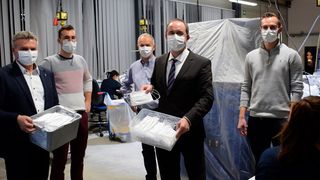 Matthias Zettl (2. v.r.) ist Mitglied der Geschäftsführung des Automobilzulieferers Zettl. Das Unternehmen fertigt aktuell Atemschutzmasken für medizinische Bereiche. (Michael Wengenroth)