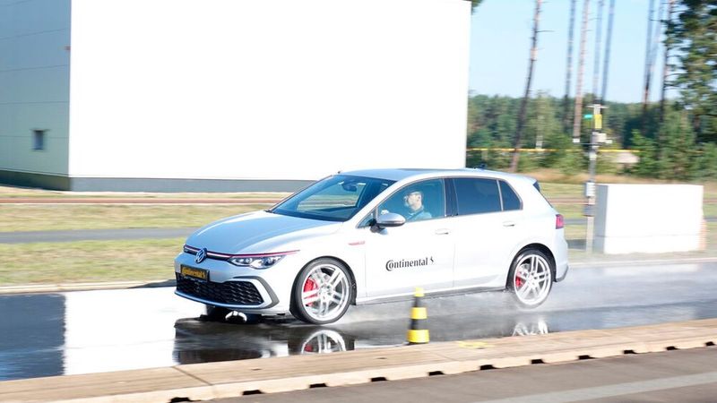 Beispielsweise beim Bremsen auf nasser Straße. (Bild: Rosenow/»kfz-betrieb«)