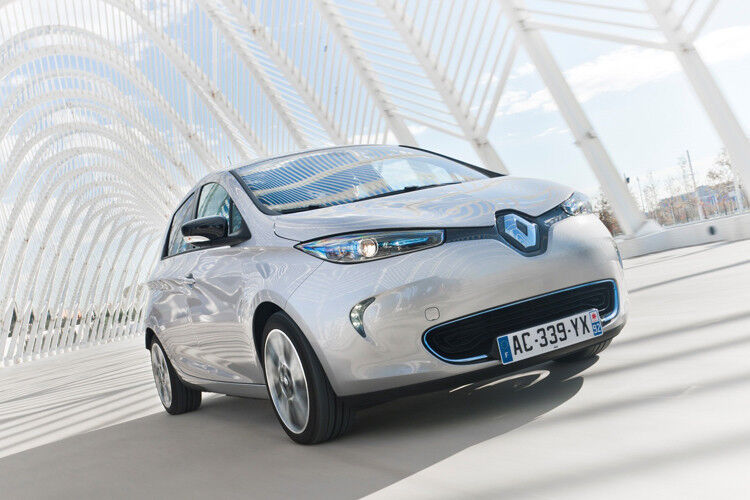 Mit dem Renault Zoe rollt jetzt das vierte Elektromodell der Franzosen zu den Händlern. Der Einstandpreis für den elektrischen Stadtflitzer liegt bei vergleichsweise moderaten 21.700 Euro. Dazu kommt allerdings noch die Batteriemiete von monatlich 79 bis 122 Euro. (Foto: Renault)