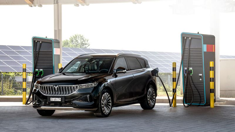 Die 106,7 kWh soll eine Reichweite von 500 Kilometern nach WLTP ermöglichen. Mit bis zu 100 kW lässt sich das Fahrzeug in 45 Minuten von 20 auf 80 Prozent aufladen. (Bild: Voyah)