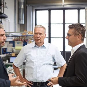 In der Lohnentfettungshalle von Richard Geiss (v.l.): Waseem Rana, Peter Braun und Albert Lennerth.(Bild:  Richard Geiss)