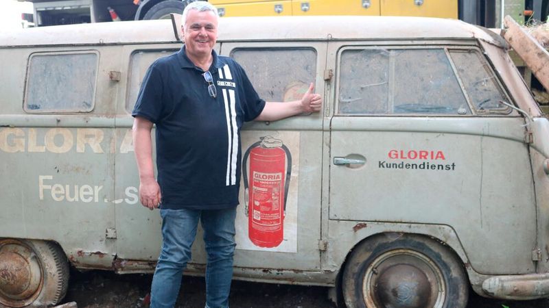 Stolzer Neubesitzer eines der ersten VW-Busse: Klaus Baumann, Chef von Ascari. (Bild: Ascari)