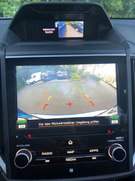 Mittig auf der Armaturentafel thront ein kleiner Bildschirm unter anderem für die Darstellung der Seitensichtkamera. (Jens Scheiner/»Automobil Industrie«)