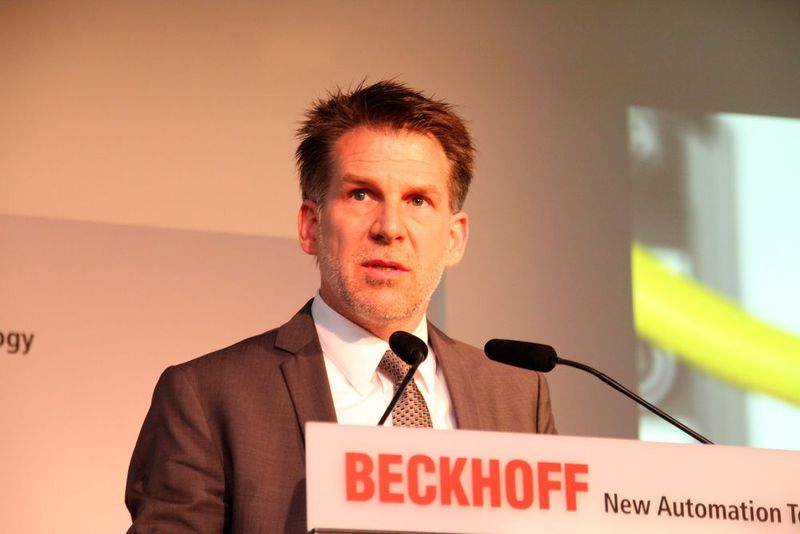 Thomas Rettig, Technologiemanager Ethercat bei der Beckhoff Automation GmbH & Co. KG, stellte auf der SPS IPC Drives 2015 Ethercat P vor, mit dem man quasi mit einem Kabel über skalierbare Steckerreihen sowohl Power als auch Daten übertragen könne: „Unsere Vision ist die schaltschranklose Maschine “ (Bild: Reinhold Schäfer)