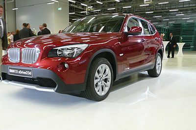Die Karosserie-Teile für den BMW X1 kommen von der neuen, riesigen Pressenstraße.  Bilder: Kuhn (Archiv: Vogel Business Media)