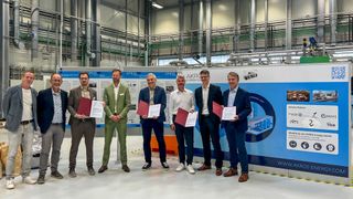 Am 8. August 2025 überreichte Dr. Wolfgang Blank, Minister für Wirtschaft, Infrastruktur, Tourismus und Arbeit Mecklenburg-Vorpommerns (2.v.l.), im Leibniz-Institut für Katalyse e. V. (LIKAT) in Rostock den Zuwendungsbescheid für das neue FuE-Verbundvorhaben „FormaPort – Entwicklung eines neuartigen Wasserstofftransportmediums auf Basis von Formiatsalzen“.  (Bild: Kerstin Baldauf/ Hochschule Wismar)