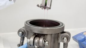Um die Dichtungswirkung von Elastosil LR 3822 zu testen, wurden bei Wacker Proben unter hohem Anpressdruck in einer Glycol-Wasser-Mischung bei 125 °C gelagert. Nach 1.000 Stunden betrug der Druckverformungsrest 44 Prozent. (Bild: Wacker Chemie)