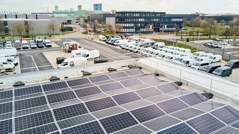 Neben der Digitalisierung soll auch die Nachhaltigkeit nicht zu kurz kommen: Die Stromversorgung des Standortes erfolgt in den Sommermonaten autark über 1.900 Photovoltaik-Module auf den Dachflächen. (Bild: Herbrand)