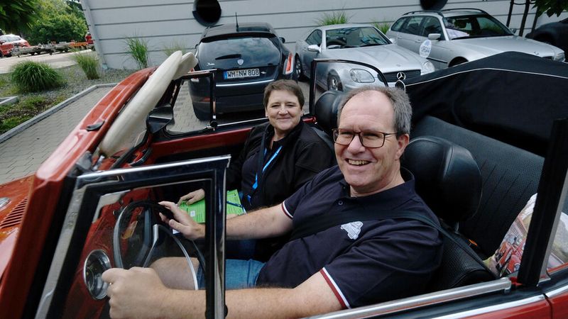 Die Tour läuft und Andrea und Andreas Brachem (Geschäftsführer der Kfz-Innung München-Oberbayern) sind mit ihrem VW Käfer Cabrio, Bj 1969, wieder dabei. (Bild: Zietz - VCG)