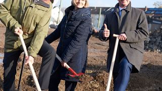 Geschäftsführer Operations Caramba, Dr. Wolfgang Müller, Bezirksbürgermeisterin Duisburg-Mitte, Elvira Ulitzka, und Dr. Bernd Weyershausen, Geschäftsführer Marketing & Sales Caramba (v.l.) freuen sich über den Spatenstich der „Halle Nord“.  (Mensch Julian/ Caramba)