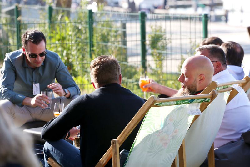 ANWler beim wohl verdienten Sundowner (Bild: Also)