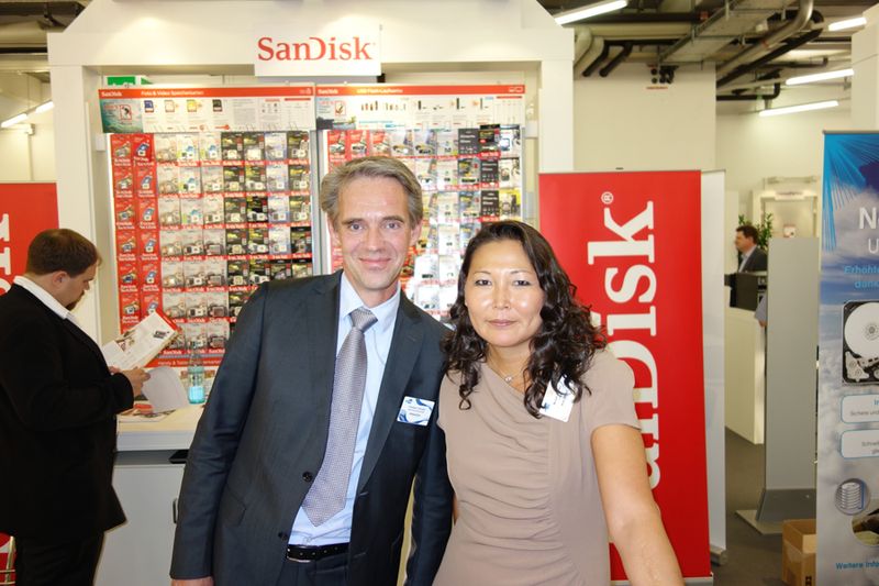 Miriam Franke und Christian Velroyen, SanDisk, machten jeden Fotografen mit ihren Produkten glücklich. (Bild: IT-BUSINESS)