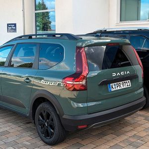 Die Gene eines Kastenwagens sind beim Toyota deutlich zu sehen, während sich die Dacia-Designer beim Jogger richtig austoben konnten.(Bild:  Rosenow – VCG)