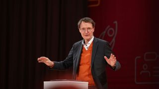 Bundesgesundheitsminister Karl Lauterbach hat in seiner Eröffnungsrede auf der DMEA 2023 für die weitere Digitalisierung im Gesundheitswesen geworben (© Messe Berlin GmbH)