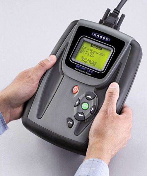 Bild 5: Der Spectro CA-12 ist ein transportables Handgerät und scannt die Batterie mit einem 20- bis 2000-Hz-Signal, als ob die Topologie einer Landschaft aufgenommen würde.  (Cadex)