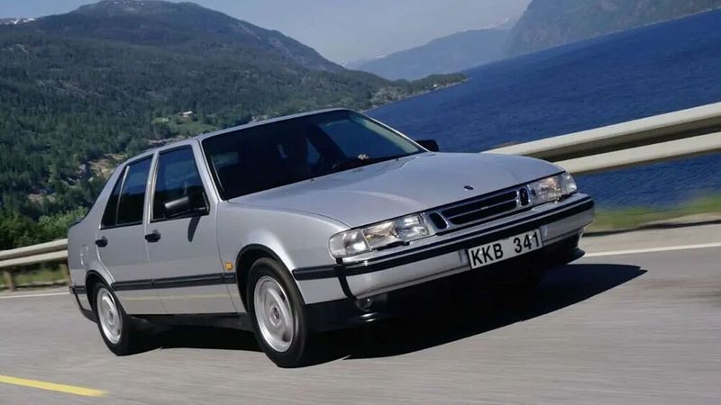 Der Saab 9000 kam im Frühjahr 1985 auf den Markt und wurde bis Mitte 1998 verkauft. Viele Teile der Karosserie sind baugleich mit denen der Modelle Fiat Croma und Lancia Thema. Technisch ist der 9000 außerdem mit dem Alfa Romeo 164 verwandt. Es entstanden insgesamt 503.087 Fahrzeuge. (Bild: Saab)