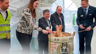 Die japanische Sakefass-Zeremonie „kagami-biraki“ ehrte die kulturellen Wurzeln der Yusen Logistics (Deutschland) GmbH und segnete das neue Logistikprojekt in Bottrop mit Wünschen für Erfolg und Wohlstand. Danach kam der traditionelle deutsche Spatenstich.  (Bild: Prologis)