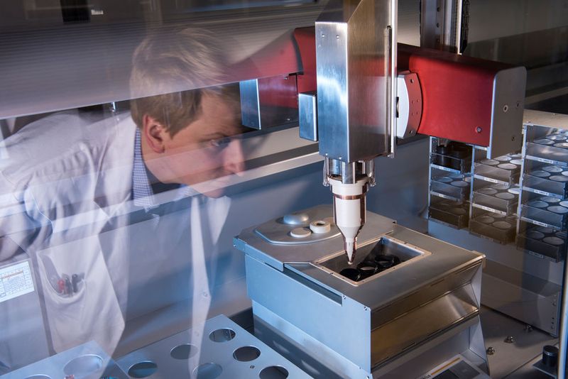 Mit dem Pulverdosierroboter lassen sich bei Siemens Rezepturen für neue Werkstoffe aus verschiedenen Ausgangsmaterialien prozesssicher und homogen mischen. (Siemens AG, Pictures of the Future)